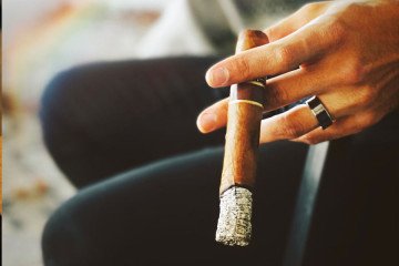Seni Menikmati Cerutu: Lebih dari Sekadar Rokok